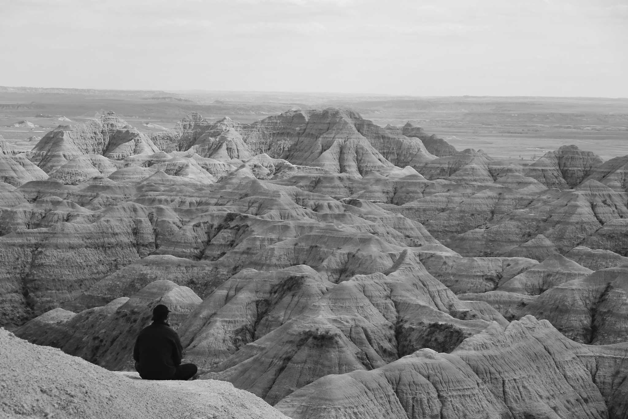 Homme qui regarde au loin dans le parc national des Badlands