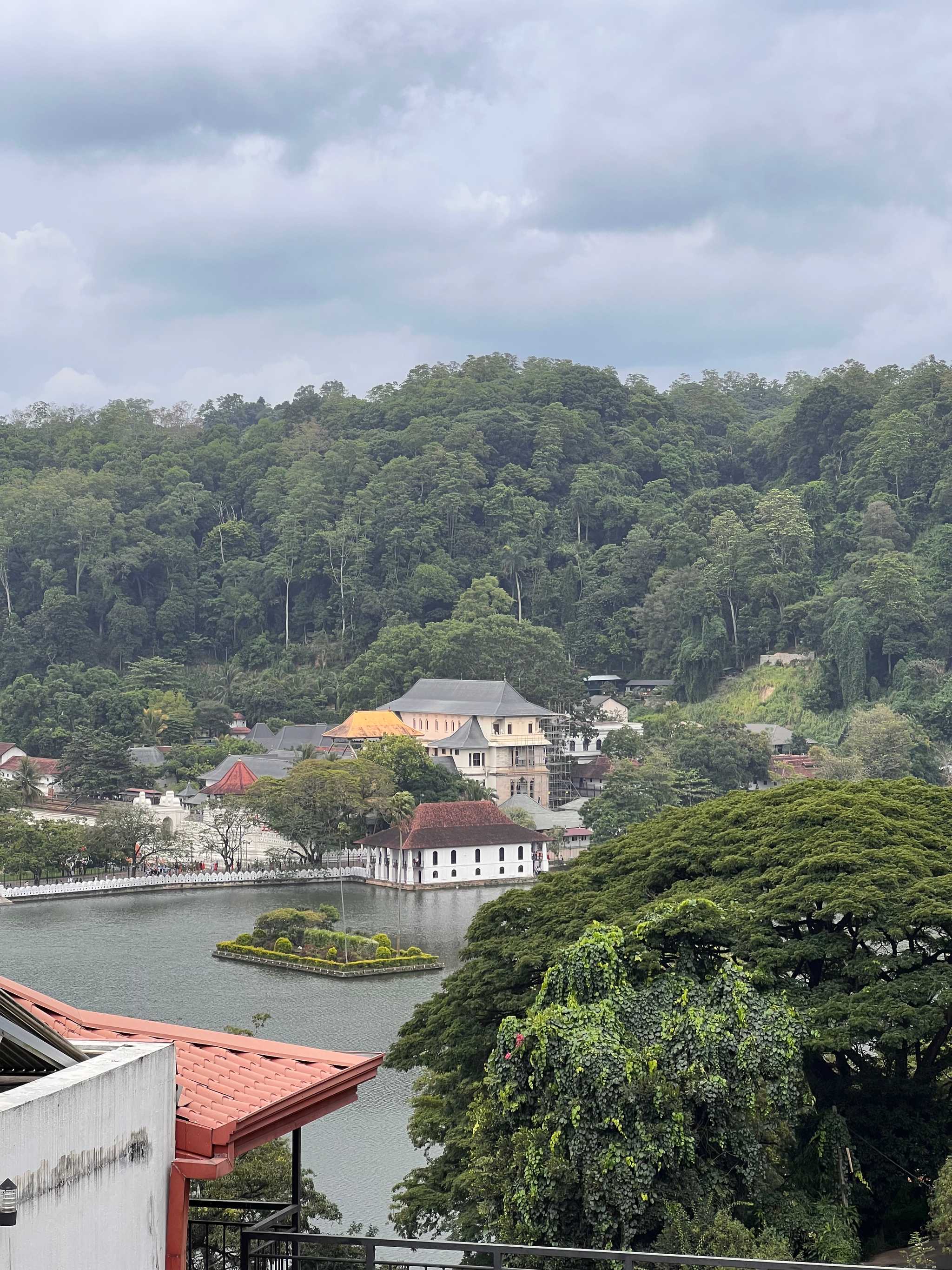 Vue du Ceyloni Lake Residence